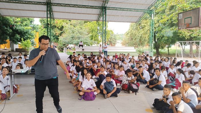 Sesión con miles de estudiantes en comunidad educativa